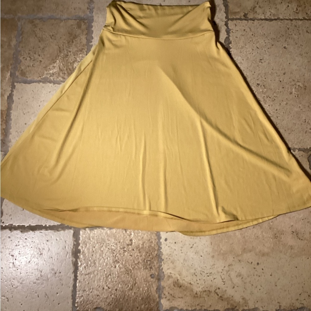LuLaRoe swing skirt-SZ XS
WAIST 11”
Length 27”